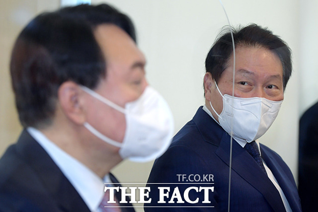 최태원 대한상공회의소 회장(오른쪽)이 16일 오전 서울 중구 대한상공회의소 회관에서 열린 대한상공회의소 회장·국민의힘 대선 후보 간담회에서 윤석열 국민의힘 대선 후보를 만나 규제 개혁을 건의했다. /이선화 기자