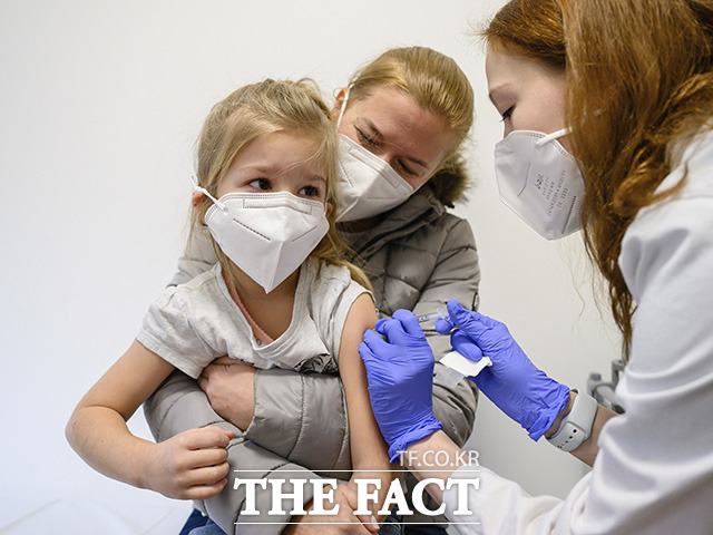 15일(현지시간) 헝가리 세케슈페헤르바르의 병원에서 한 아이가 코로나19 화이자 백신을 접종하고 있다. /세케슈페헤르바르=AP.뉴시스