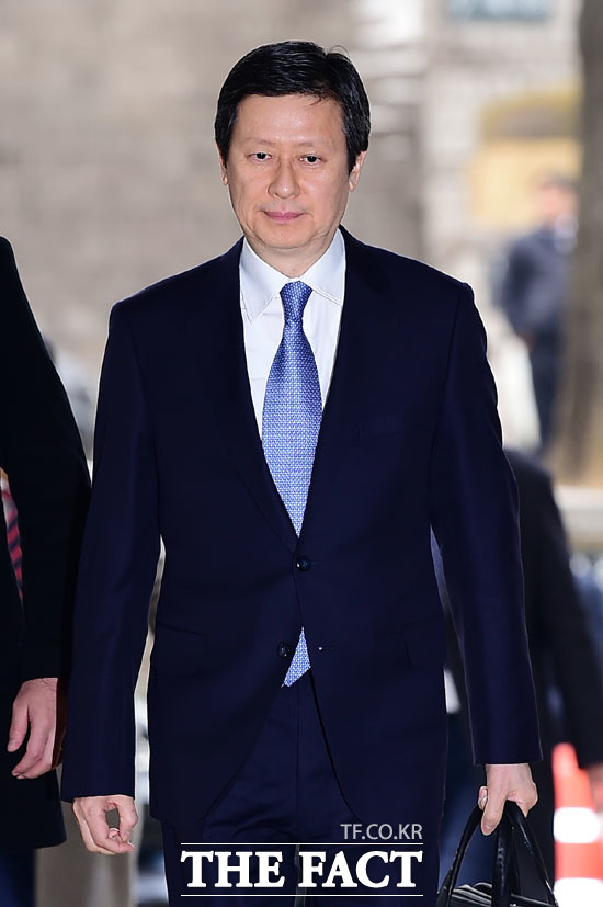 신동주 전 일본 롯데홀딩스 부회장이 롯데쇼핑, 롯데칠성에 이어 롯데지주 보통주를 모두 매도했다. /더팩트 DB