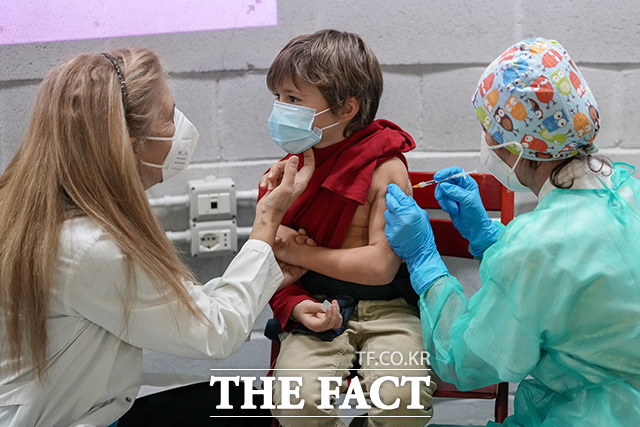 15일(현지시간) 이탈리아 로마에서 한 아이가 코로나19 화이자 백신을 접종하고 있다. /로마=AP.뉴시스