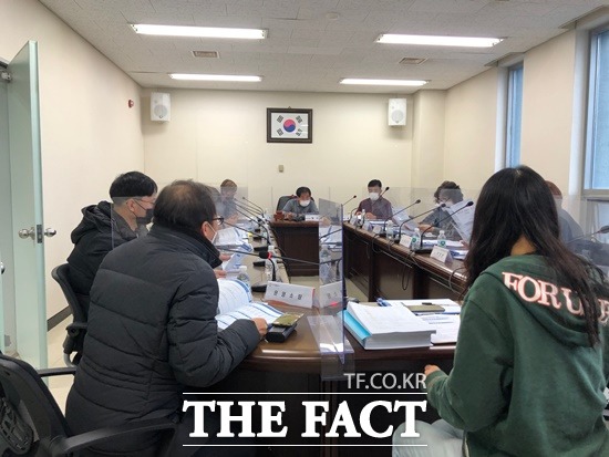 화성시가 지난 15일 화성그린환경센터에서 화성그린환경센터 주민지원협의체 위원장 등 12명이 참석한 가운데‘화성그린환경센터 주변영향지역 환경상 영향 조사 주민 설명회의’를 개최했다고 16일 밝혔다./화성시 제공