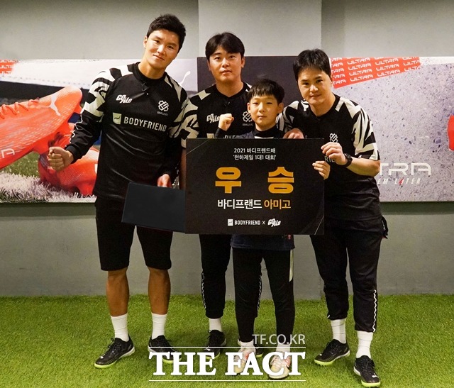 바디프랜드가 바디프랜드배 천하제일 일대일 대회를 후원했다. 사진은 대회 우승자(오른쪽에서 세 번째)의 모습. /바디프랜드 제공
