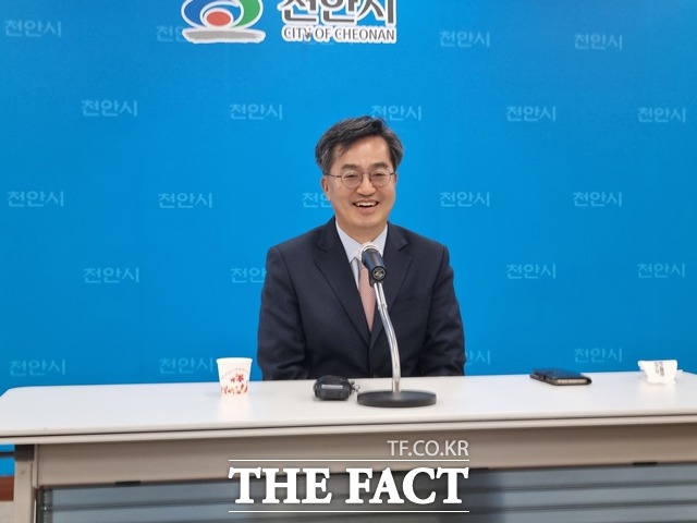 ‘새로운물결’ 창당을 준비 중인 김동연 대선 후보가 천안시청 브리핑실에서 기자회견을 갖고 있다. / 천안=김경동 기자