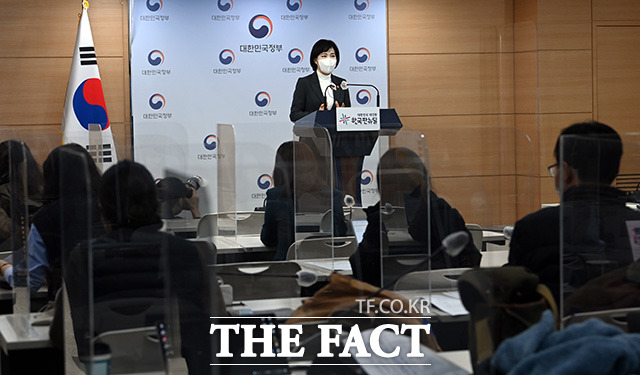 국공립대학 청렴도 평가에서 충남대와 충북대는 상위권을 기록했다. 전현희 국민권익위원장이 브리핑을 하는 모습 / 더팩트DB