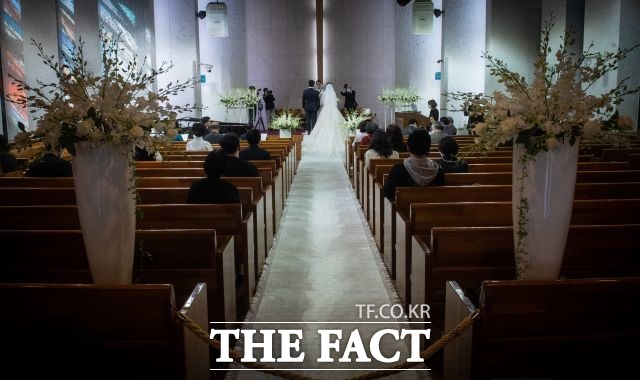 서울시가 인구 변화 모습을 파악하기 위해 통계청 인구동향조사 자료를 이용해 지난 20년 동안의 인구동향 결과를 분석한 결과 결혼은 20년 전에 비해 절반이 감소한 것으로 나타났다. 사진은 해당 기사와 직접적 관련 없음. /이동률 기자