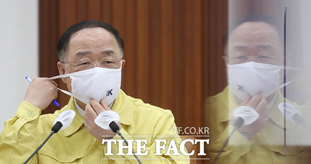 홍남기 경제부총리 겸 기획재정부 장관이 소상공인 피해를 집중 지원하기 위해 각종 예산을 총동원하겠다고 밝혔다. /임영무 기자