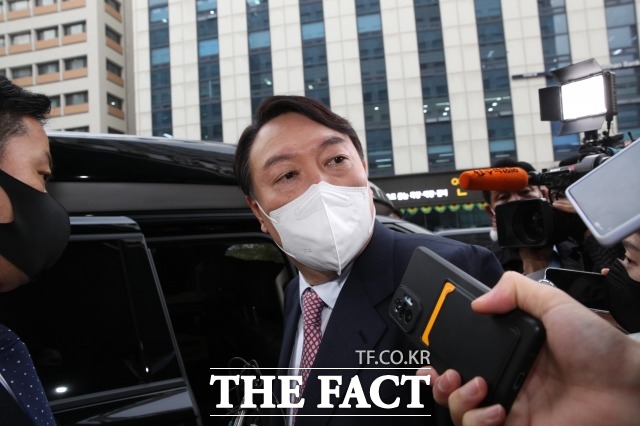 윤석열 국민의힘 대선 후보가 16일 오전 서울 여의도 새시대준비위원회 사무실을 나서면서 취재진이 윤 후보의 부인인 김건희 씨의 허위 이력 논란과 관련한 질문을 하자 특별한 발언없이 치량으로 이동하고 있다. 이에 윤 후보와 김 씨의 직접적인 사과가 필요하다는 목소리가 나오면서, 윤 후보 측은 대국민 사과를 통해 정면 돌파에 나설 예정이다. /이선화 기자