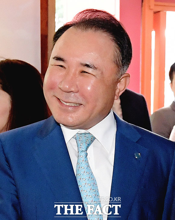 윤홍근 제네시스BBQ 회장은 지난해 네고왕에 직접 출연해 친근하고 호탕한 모습을 보여 소비자들로부터 큰 관심을 받았다. /더팩트 DB