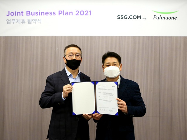 SSG닷컴은 16일 오전 서울 종로구 소재 SSG닷컴 본사에서 풀무원과 온라인 식품 시장 선도를 위한 업무협약(JBP)을 체결했다. 황운기 SSG닷컴 상품본부장 (오른쪽)과 천영훈 풀무원 영업본부장. /SSG닷컴 제공