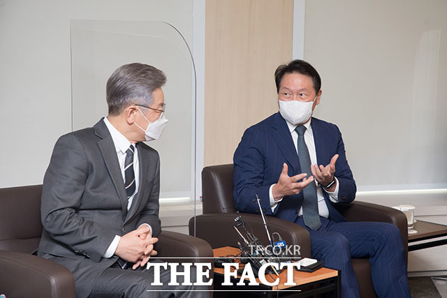 최태원 대한상공회의소 회장이 지난달 10일 진행된 대한상의 회장·더불어민주당 대선 후보 간담회에서 이재명 후보와 대화하고 있다. /남윤호 기자