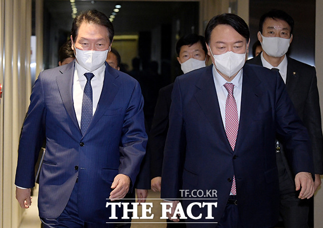 최태원 회장과 윤석열 후보가 간담회에 참석하기 위해 회의장 내부로 이동하고 있다. /이선화 기자