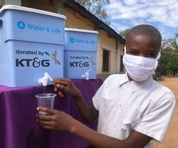 15일 탄자니아 ITUNDU 초등학교 학생이 KT&G가 지원한 친환경 정수장치를 사용하고 있다. /KT&G 제공