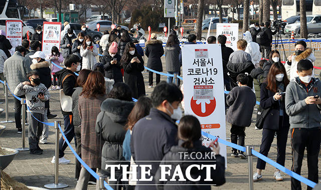 16일 오후 서울 마포구 상암월드컵공원 평화광장에 마련된 임시선별검사소에서 시민들이 검사를 받기 위해 대기하고 있다./임영무 기자