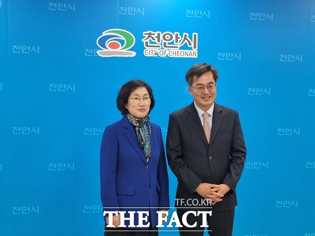 ‘새로운물결’ 창당을 준비 중인 김동연 대선후보가 16일 아내 정우영 씨와 천안을 방문해 지지를 호소했다. / 천안=김경동 기자