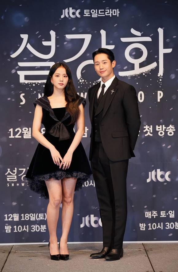 지수(왼쪽)과 정해인이 JTBC 새 토일드라마 설강화로 연기 호흡을 맞추며 두 청춘남녀의 애절한 사랑이야기를 그려낸다. /JTBC 제공