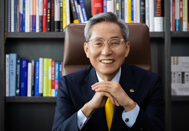 윤종규 KB금융그룹 회장의 임기는 2023년 11월 만료된다. /KB금융지주 제공