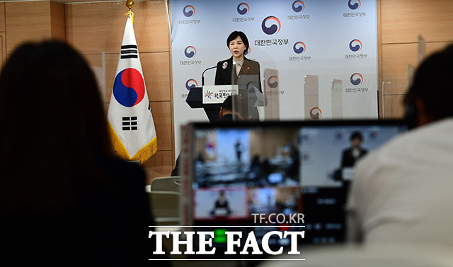 전현희 국민권익위원장이 브리핑을 하는 모습. / 더팩트DB