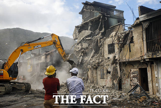 15일(현지시간) 아이티 카프아이시앵에서 유조차 전복 폭발사고로 파손된 건물이 철거되고 있다. /카프아이시앵=AP.뉴시스