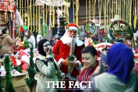  이집트도 크리스마스, '코로나 그림자 밝혀줄 행복'  [TF사진관]