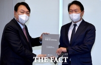  이재명·윤석열 차례로 만난 최태원 '규제의 틀, 바뀌어야'