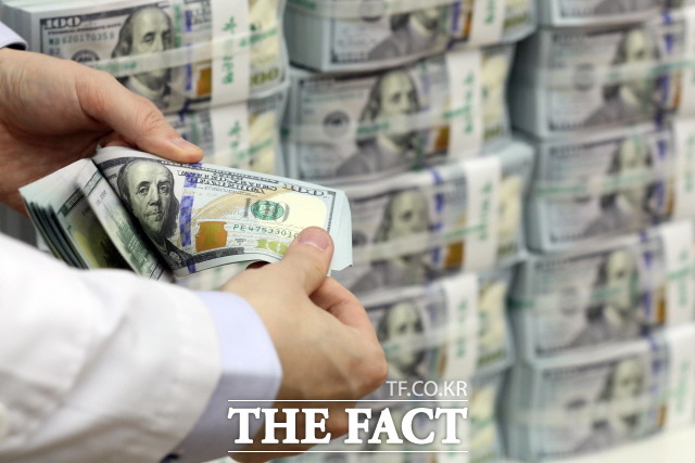17일 한국은행에 따르면 11월 말 기준 외국환은행의 국내 거주자 외화예금 잔액은 1030억2000만 달러로 집계됐다. /뉴시스