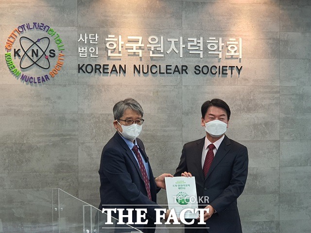 국민의당 안철수 대선 후보가 17일 한국원자력학회에서 정책 제안서를 전달받고 있다. / 대전 = 김성서 기자