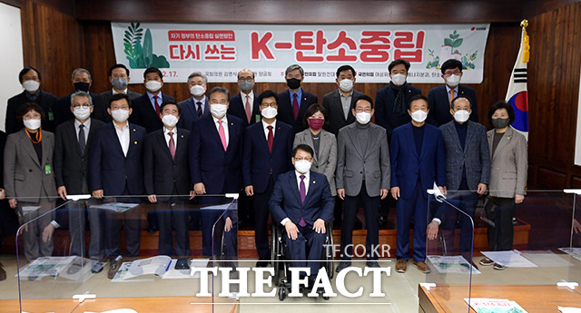 기념촬영하는 세미나를 주최한 김영식 국민의힘 의원(왼쪽에서 여섯번째)과 참석자들.
