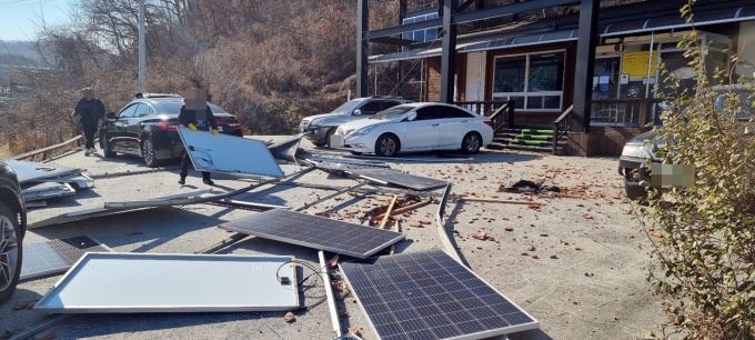 강풍에 날아간 태양광 시설이 주차된 차량 3대를 덮쳤다./독자제공