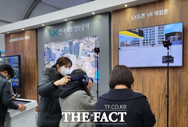 17일 ‘2021 제2회 대한민국 드론 박람회’가 열린 가운데 LX공사가 마련한 디지털트윈 서비스 체험존에서 국민들이 드론 VR을 경험하고 있다. /LX제공