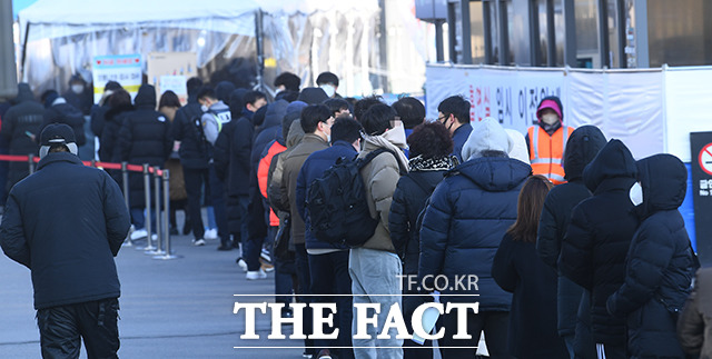 17일 전국적으로 한파가 찾아온 가운데 서울역광장에 마련된 선별진료소를 찾은 시민들이 두꺼운 옷을 입고 대기하고 있다. /이동률 기자