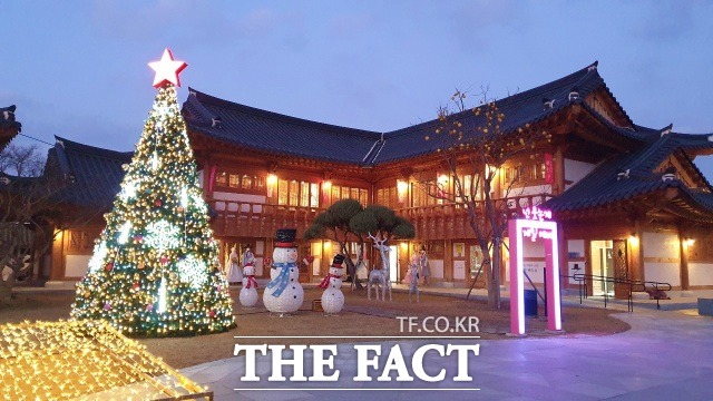 전북 남원시 관광과는 연말연시를 맞이해 코로나19로 지친 시민들에게 다채로운 볼거리를 마련하기 위해 남원예촌 예루원마당에서 동화(冬花) 페스티벌을 진행한다고 17일 밝혔다. /남원시 제공