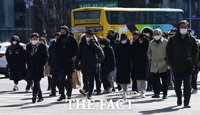 17일 한국소비자원과 한국소비자단체협의회에 따르면 지난달 코트 관련 상담과 점퍼·재킷류 상담이 각각 143.4%, 92.0% 늘었다. /이동률 기자