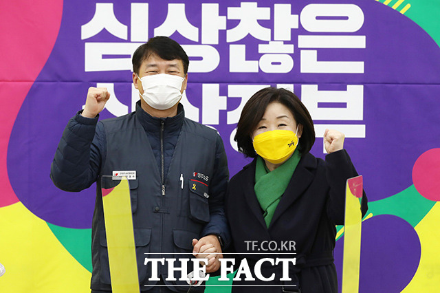 심상정 정의당 대선후보(오른쪽)가 17일 오후 서울 여의도 국회를 방문한 양경수 민주노총 위원장과 기념촬영을 하고 있다. /국회=이선화 기자