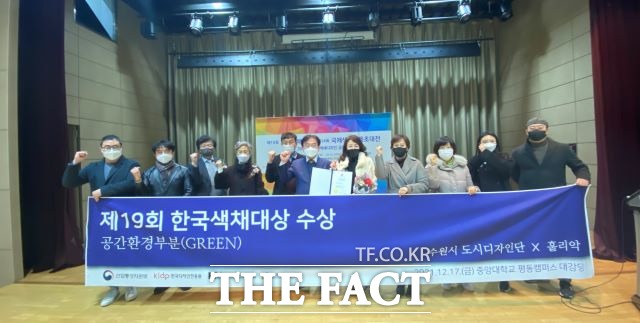 수원시 관계자들이 그린상을 수상한 뒤 기념촬영을 하고 있다./ 수원시 제공