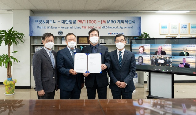 대한항공은 16일 항공기 엔진 제작사 P&W와 차세대 GTF 엔진 정비 협력체 가입 계약을 체결했다. 조영 대한항공 정비기획부 담당, 황인종 대한항공 정비본부장, 이수근 대한항공 Operation 부문 부사장, 김광은 대한항공 엔진정비공장장(왼쪽부터)이 P&W 관계자들과 비대면 화상회의에 참석한 모습. /대한항공 제공