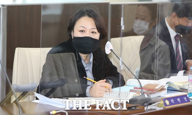 고양시의회 박현경 의원이 지난 17일 제259회 고양시의회 임시회 제1차 본회의에서 호수공원 관통다리에 대한 문제점을 지적했다./ 고양시의회 제공
