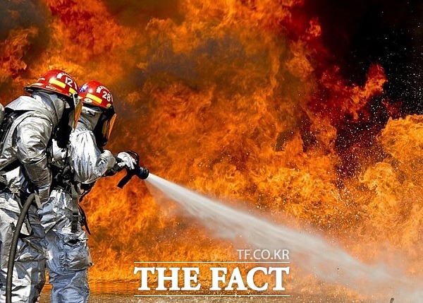 18일 오전 3시 46분께 달서구 월암동의 한 섬유공장서 원인을 알 수 없는 불이 나 소방당국이 진화작업을 펼쳤다. <화재 진압 이미지. 사진은 기사 내용과 관련없음.> /더팩트 DB
