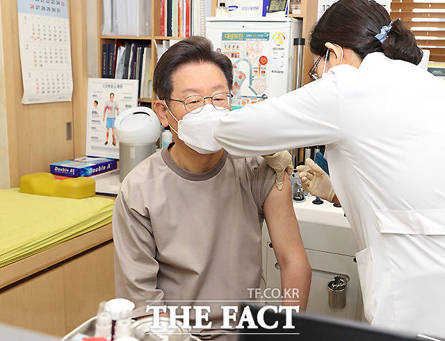 이재명 더불어민주당 대선 후보가 18일 오전 10시 서울의 한 내과의원에서 코로나19 백신 부스터샷을 접종했다. /이재명 캠프 제공