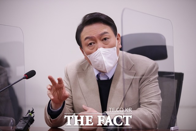 윤석열 국민의힘 대선후보가 김건희 씨 허위 이력 관련 질문에 더이상 대응하지 않겠다는 입장을 밝혔다. 사진은 18일 청년보좌역 공개 모집 격려 방문을 위해 국회를 방문한 모습. /윤석열 캠프 제공