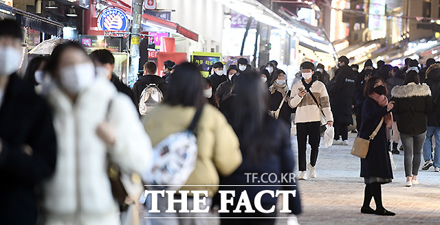 사회적 거리두기가 강화되는 첫 주말인 18일 오후 서울 마포구 홍대 거리가 시민들로 붐비고 있다.