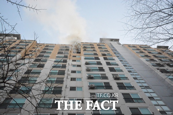 대구서 크고 작은 화재가 잇따라 소방당국이 진화작업을 펼쳤다. <수성구 범어동 아파트 화재 모습> /대구소방안전본부 제공