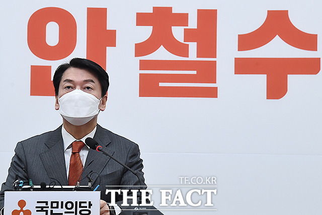 안철수 국민의당 대선 후보가 19일 서울 여의도 국회에서 대선시국에 대한 긴급제안 기자회견을 하고 있다. /이새롬 기자