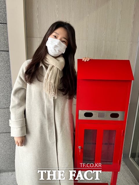 창안자 노은서씨와 최우수상으로 선정된 ‘담배꽁초 투표함./ 수원시 제공