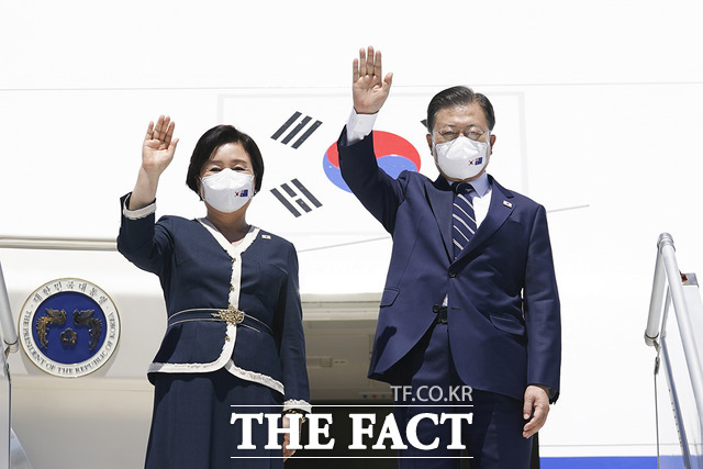 박수현 청와대 국민소통수석은 최근 문재인 대통령 내외의 호주 국빈 방문을 두고 일각에서 비판의 목소리가 나오는 것과 관련해 호주의 거듭된 요청과 정해진 국빈 방문을 미룰 수 없었다라며 호주의 핵심광물 확보를 통한 공급망 강화라는 소중한 성과를 거두었다고 19일 평가했다. 3박 4일간의 호주 국빈 방문 일정을 마친 문 대통령과 김정숙 여사가 지난 15일 호주 시드니 킹스포드스미스 공항에 도착해 공군 1호기에 올라 인사하는 모습. /청와대 제공