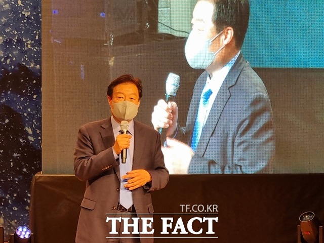 이규희 전 국회의원이 19일 출판기념회에서 인사말을 하고 있다. / 천안 = 김경동 기자