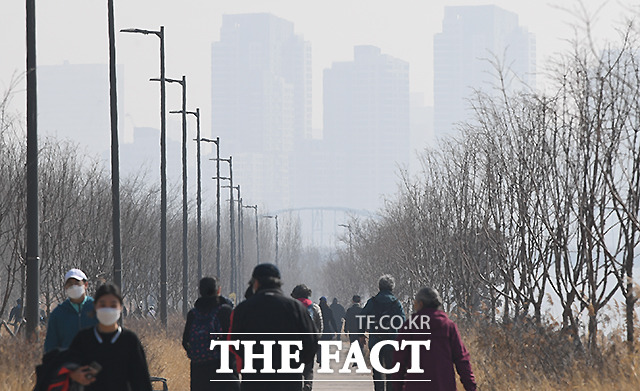 20일은 기온이 평년보다 3~6도 올라가 전국이 대체로 포근할 전망이다. 다만 미세먼지 농도는 나쁨 수준을 보이겠다. / 더팩트DB