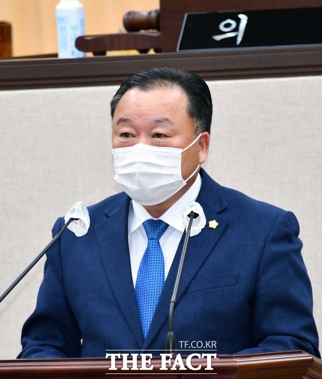 여수시의회 고희권 의원이 2022년 웅천-소호 해상교량 개통 이후 소호지구 교통혼잡 해소를 위해 소호-죽림간 도시계획도로를 조기에 준공해야 한다고 주장하고 있다. /여수시의회 제공