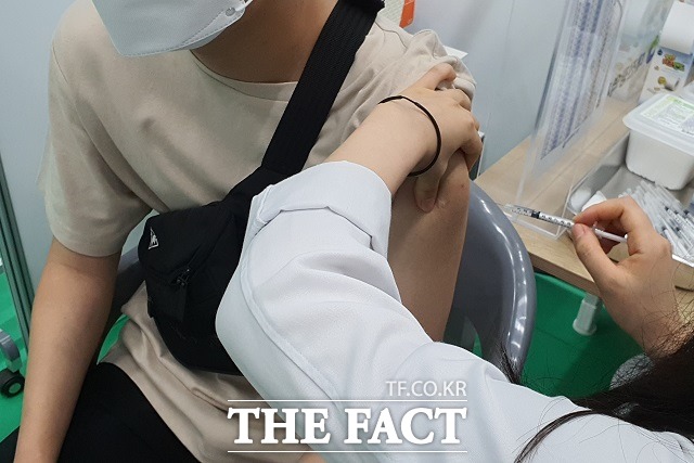 고등학교 3학년 학생이 백신을 접종받고 있는 모습. / 더팩트 DB