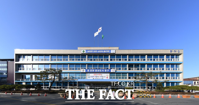 대전시 중구 부구청장이 공로연수를 보름 앞두고 돌연 명예퇴직해 배경에 관심이 모아지고 있다./ 대전 중구청 전경