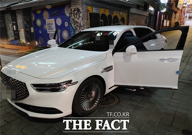 문이 잠기지 않은 차량을 털어 달아난 고등학생이 붙잡혔다. / 천안서북경찰서 제공